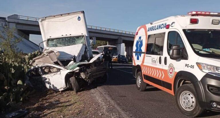 En aparatosa colisión vehicular, muere una joven mujer al interior de su auto