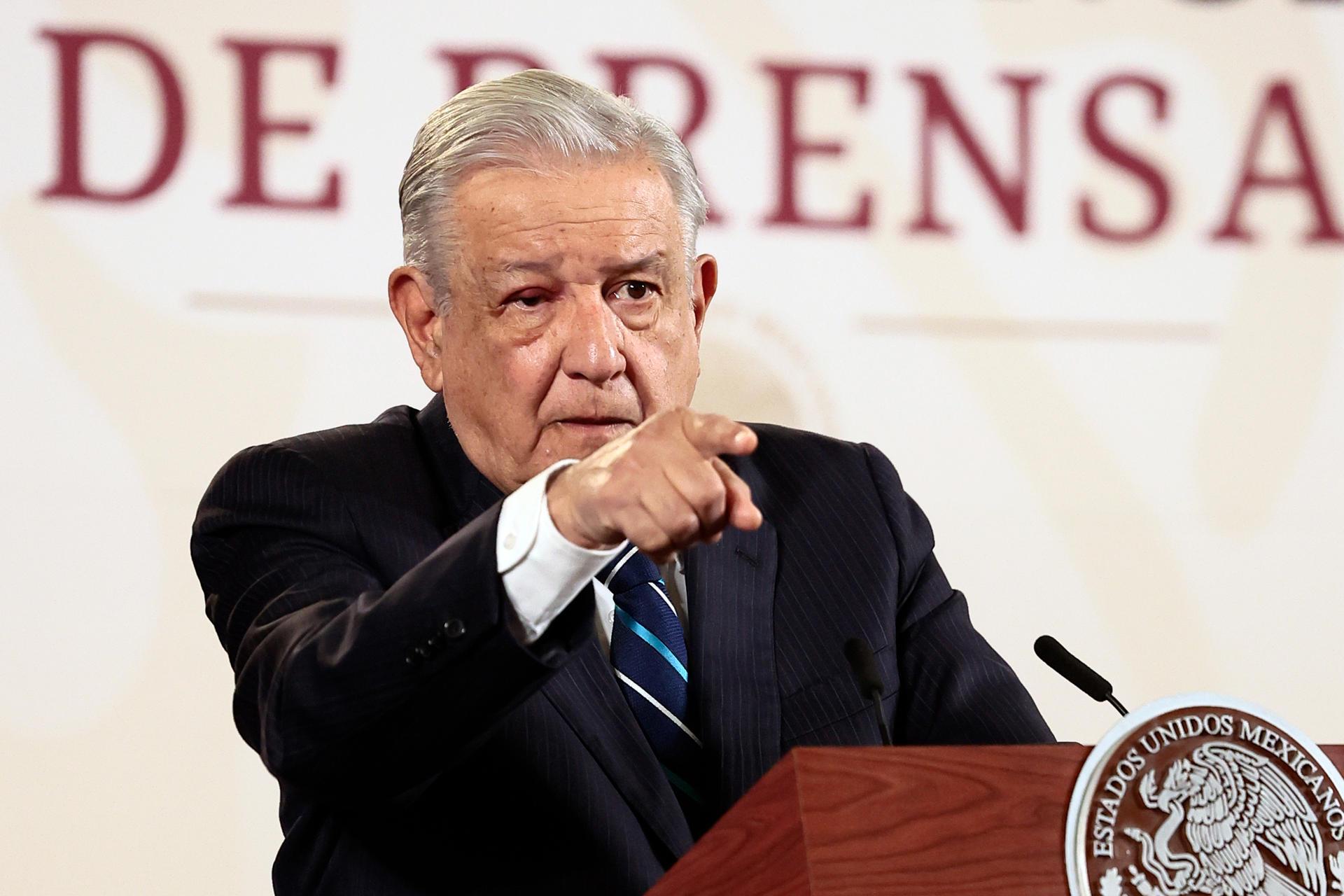 López Obrador defiende el poder del Ejército