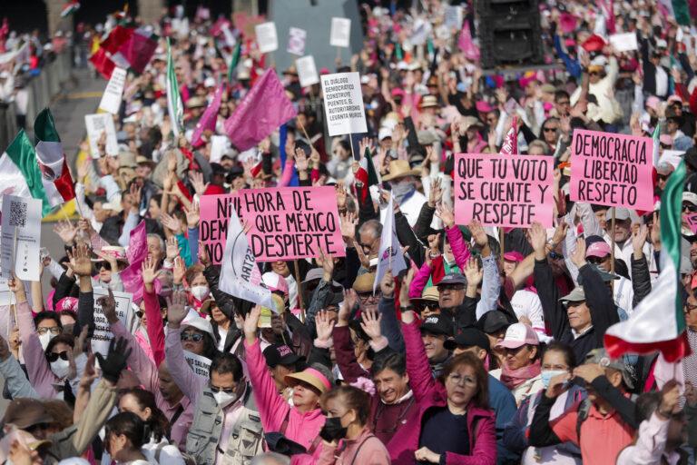 Miles acuden a protestar contra el Gobierno de AMLO