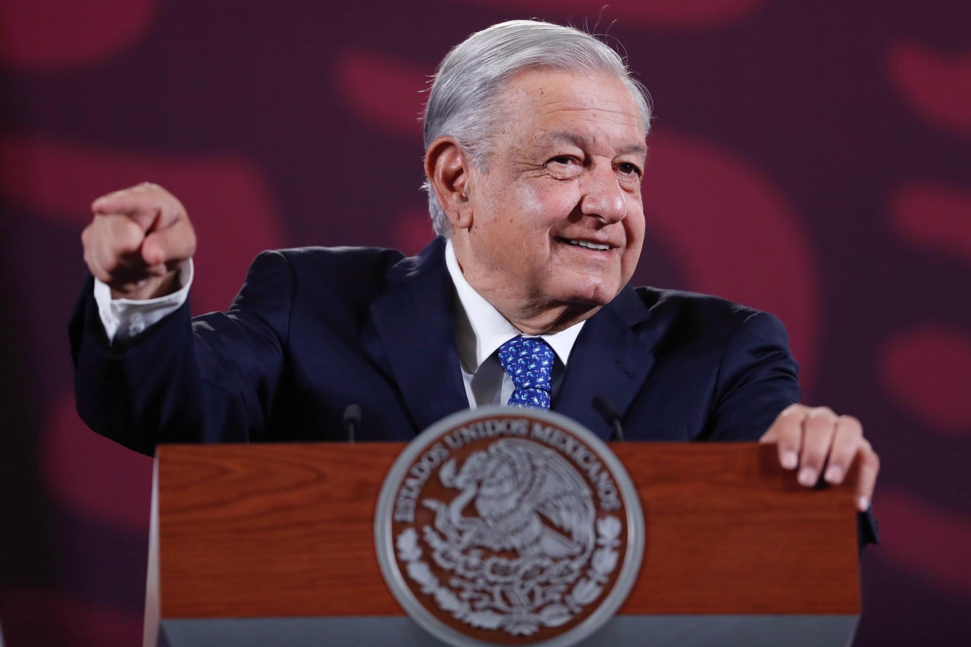 AMLO acusa a Loret de Mola de ser “un mafioso protegido”