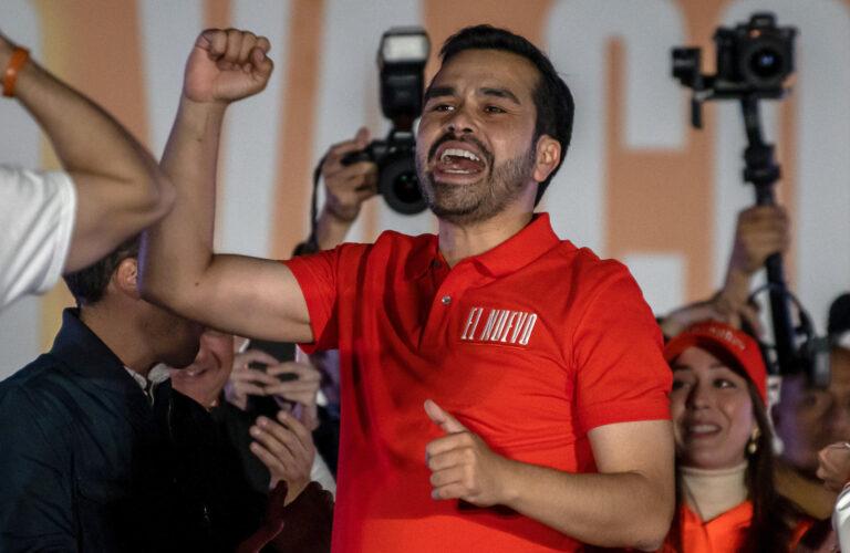 Jorge Máynez denuncia a López Obrador por hacer campaña con reformas Jorge Máynez denuncia a López Obrador por hacer campaña con reformas