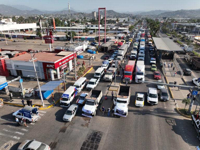 Transportistas paralizan las carreteras de México