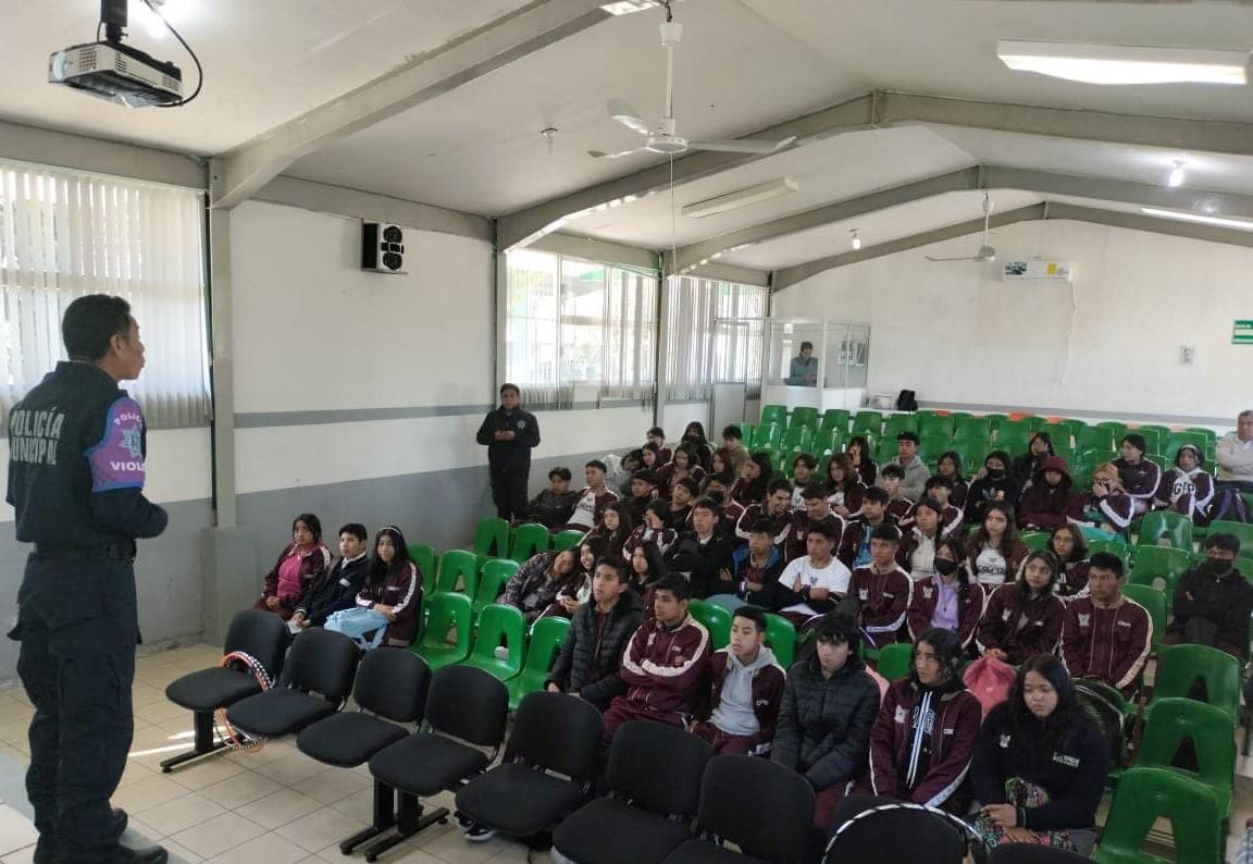 Imparte pláticas sobre ciberdelitos a estudiantes