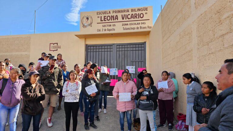 Protestan padres de familia por falta de maestros