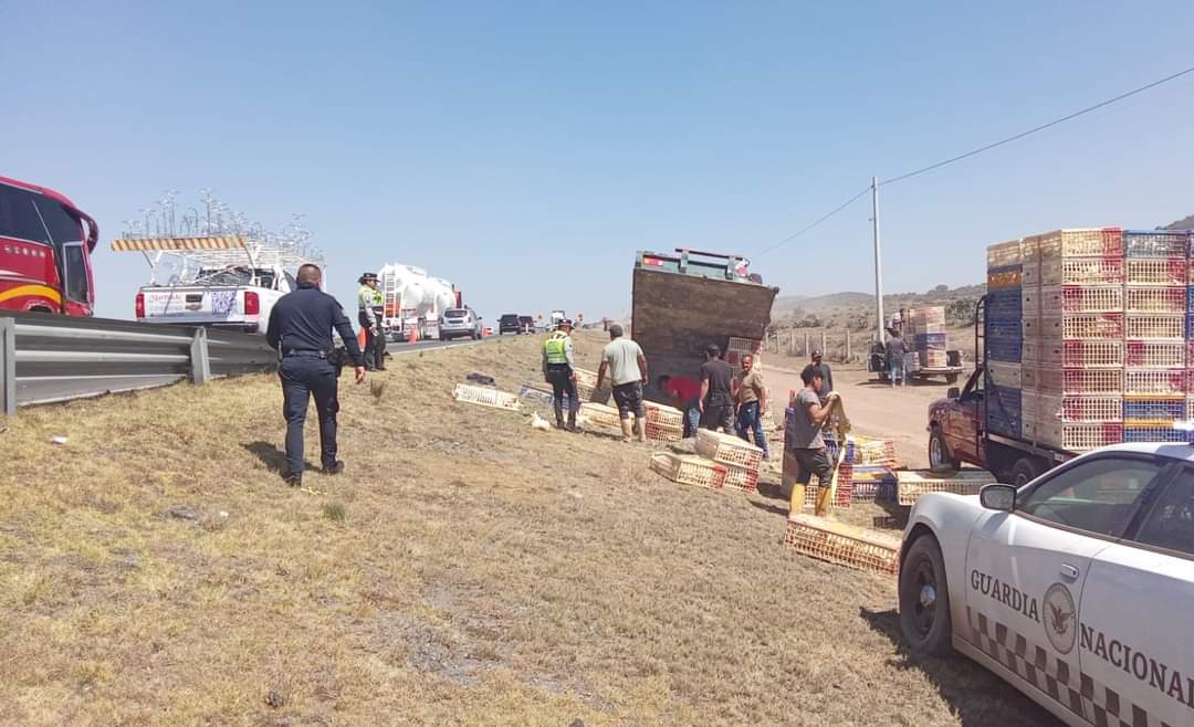 Vuelca camioneta, transportaba cajas con pollos 