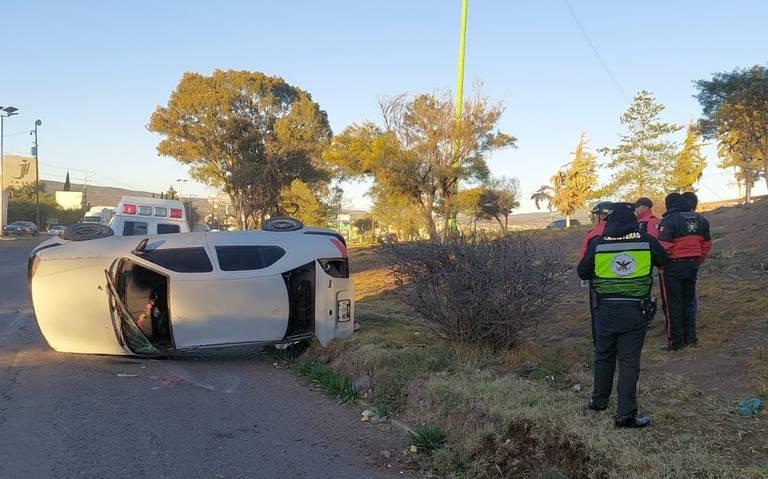 Volcadura de auto sobre acceso a Tulancingo