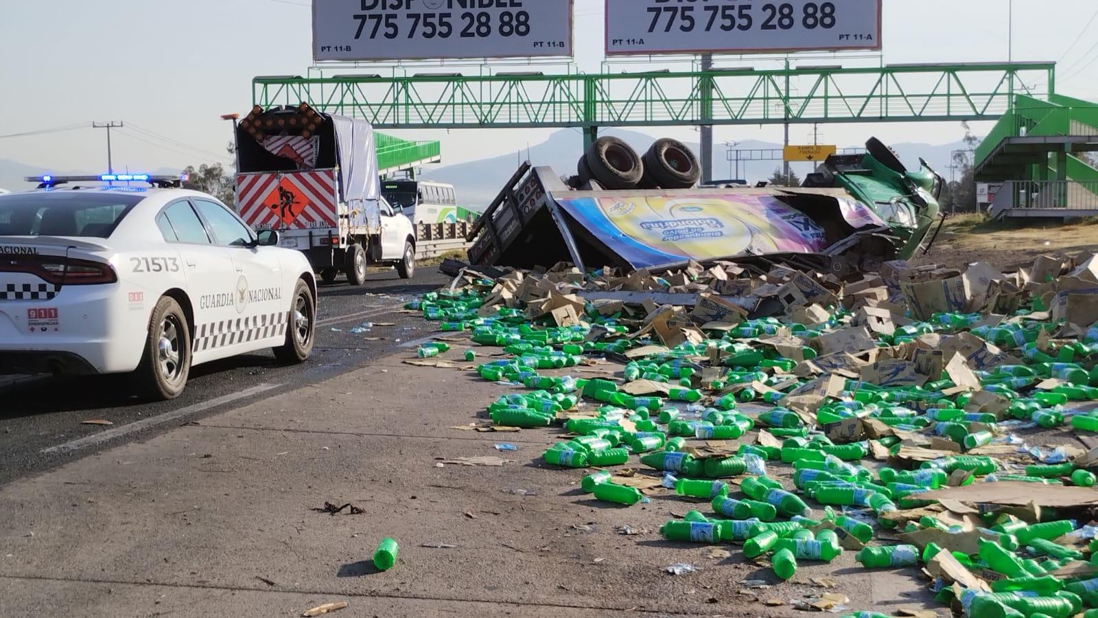 Volcadura de camión causa conflicto vial 