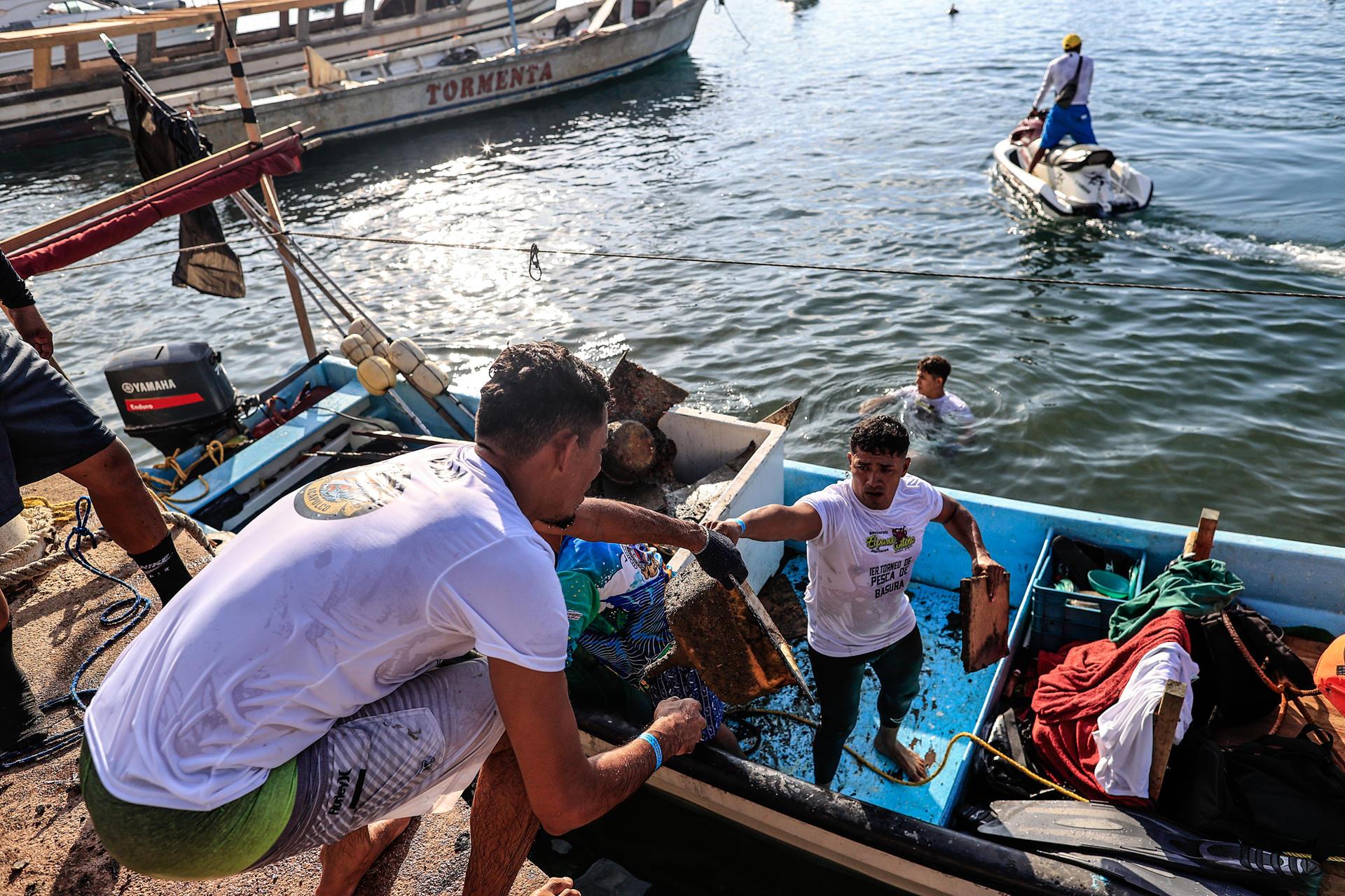 Acapulco celebró un torneo de pesca de basura para limpiar su mar