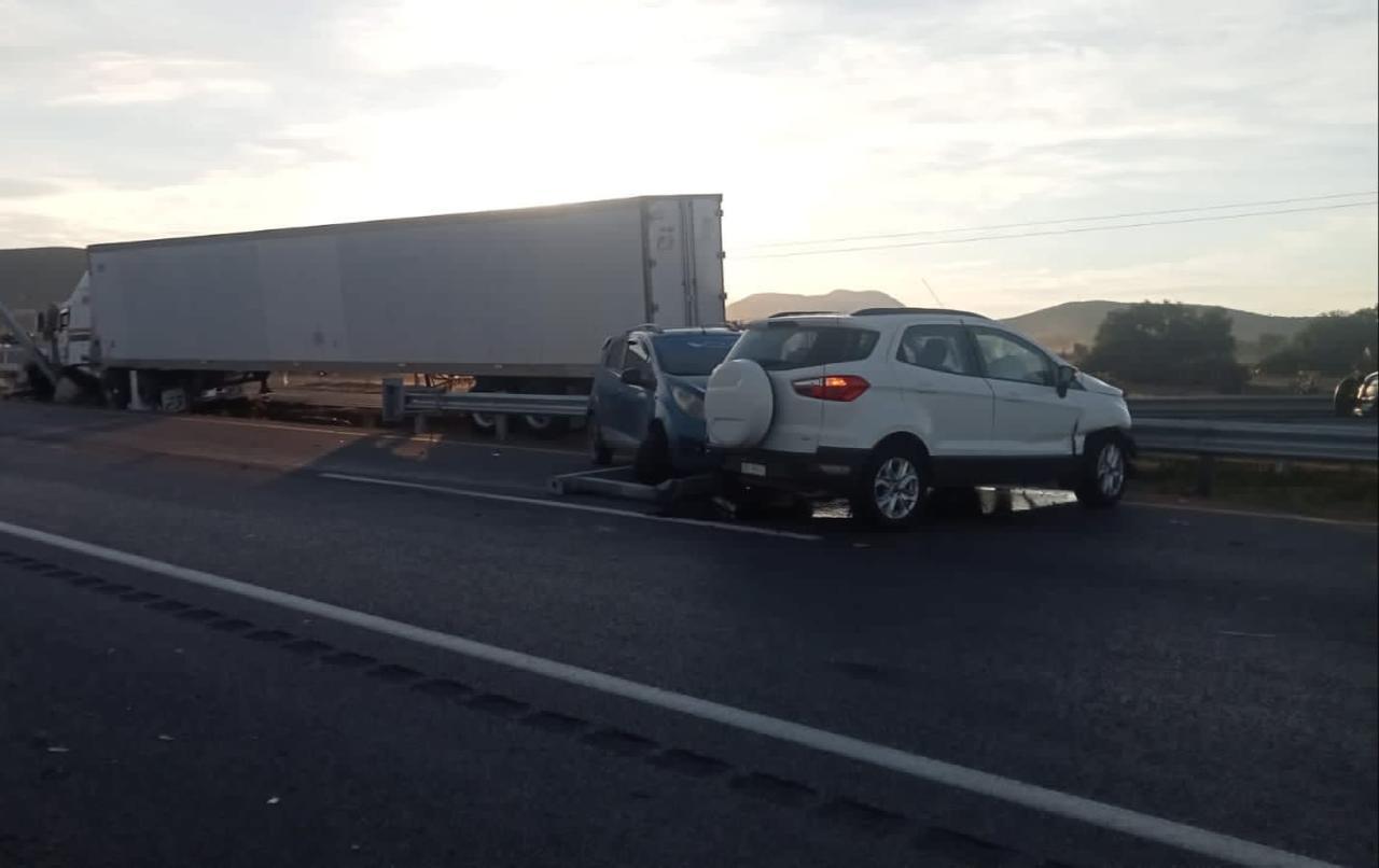 Tres hombres salvan la vida en choque con un tráiler, en la carretera México-Tuxpan