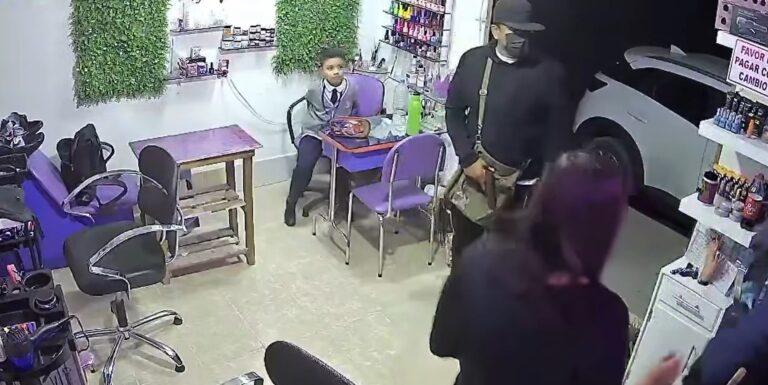 Valiente niño de 8 años sale a pedir ayuda, tras asalto en estética