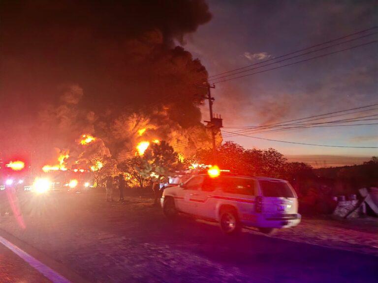 Controlan incendio en corralón “huachicolero”