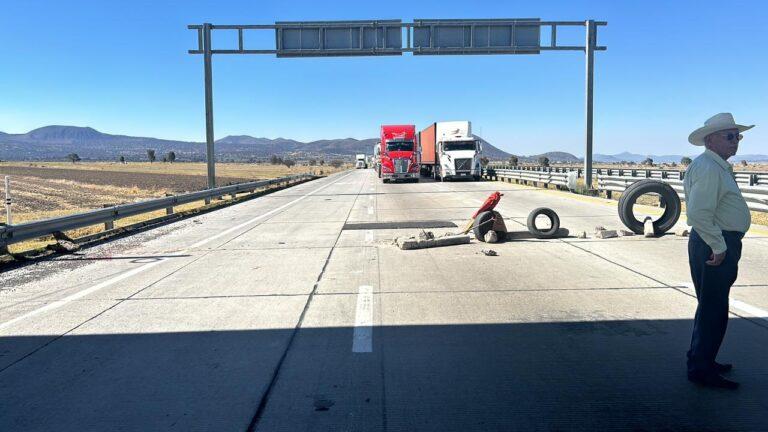 Persiste bloqueo de ejidatarios en la autopista Arco Norte