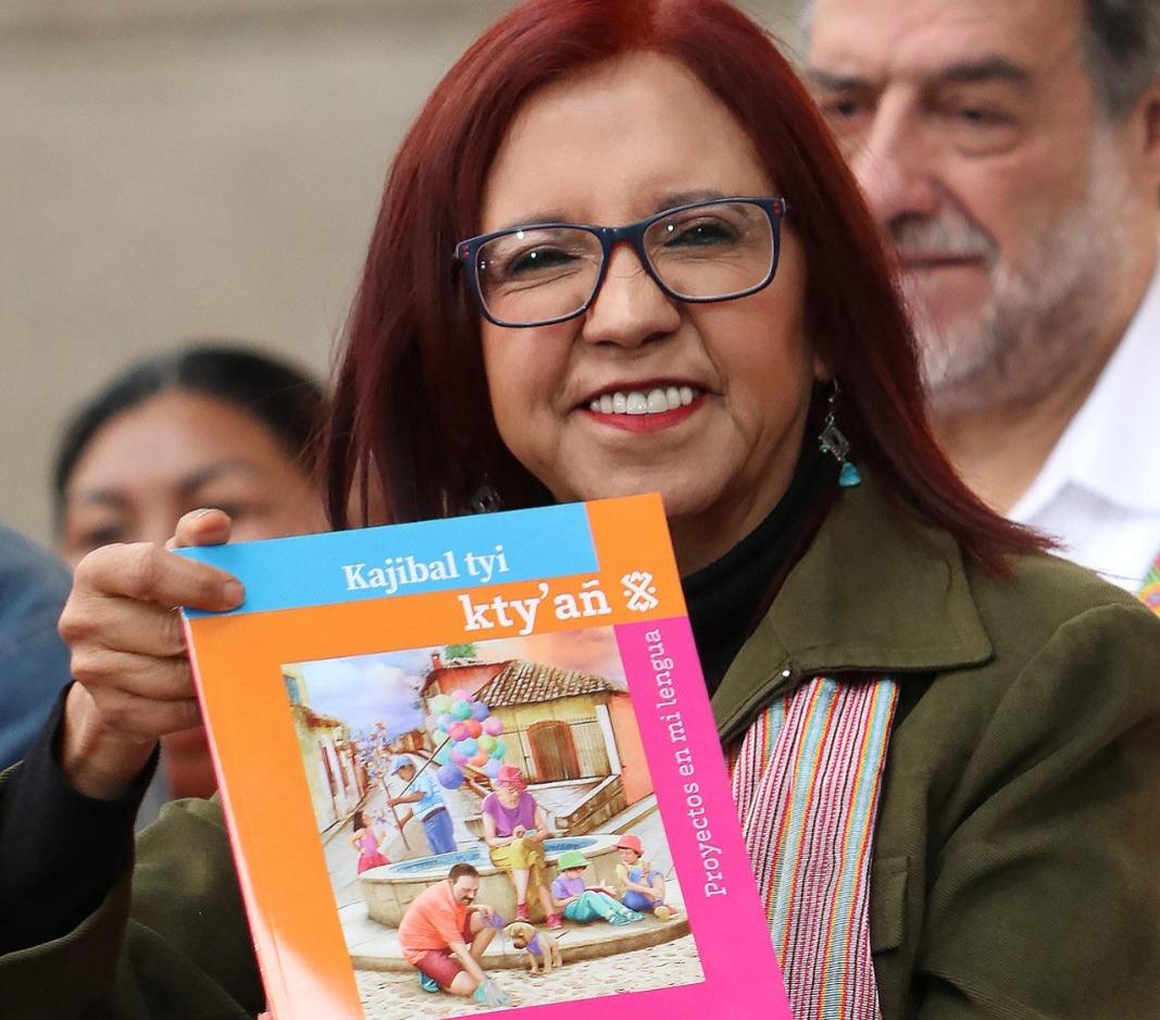 Presentan libros de texto gratuitos en 20 lenguas indígenas