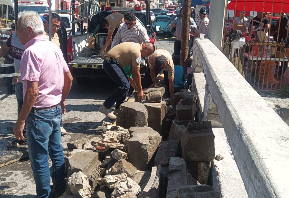 Ciudadanos recuperan piezas de puente derrumbado, data del siglo XVIII