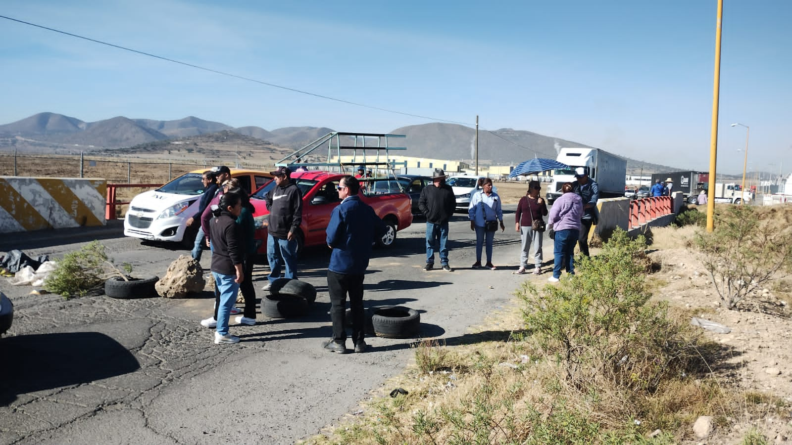 Habitantes de la comunidad de Irolo cierran acceso a su localidad