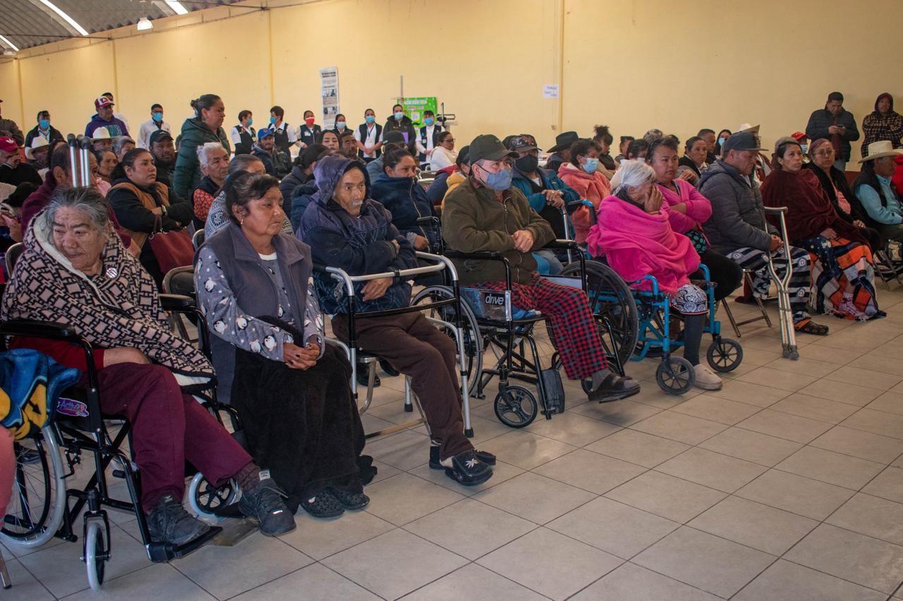 Benefician a 40 habitantes de Chimalpa con sillas de ruedas