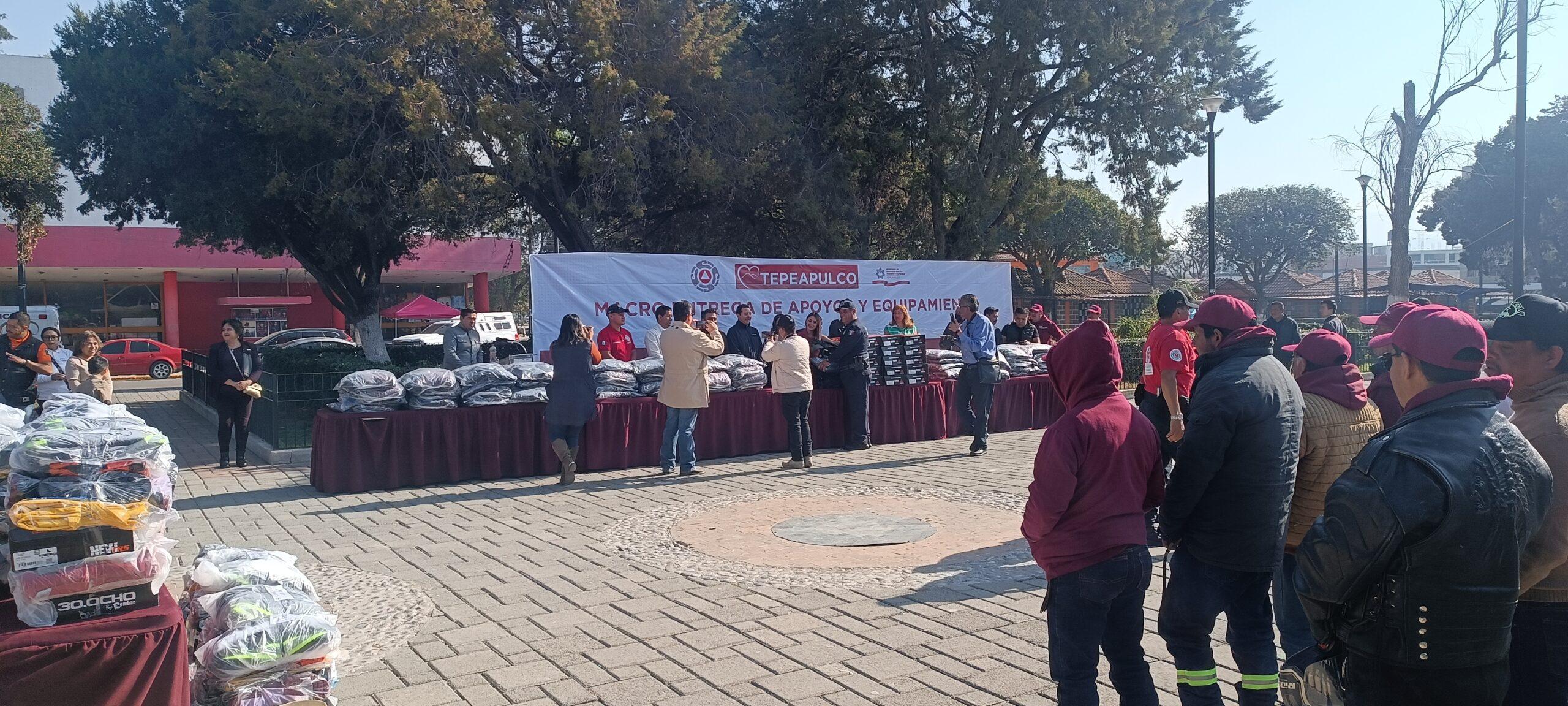 Entregan uniformes a policías municipales y a elementos de Protección Civil de Tepeapulco