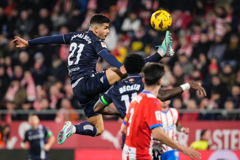 El Girona se indigna con Gil Manzano y empata ante la Real Sociedad El Girona se indigna con Gil Manzano y empata ante la Real Sociedad