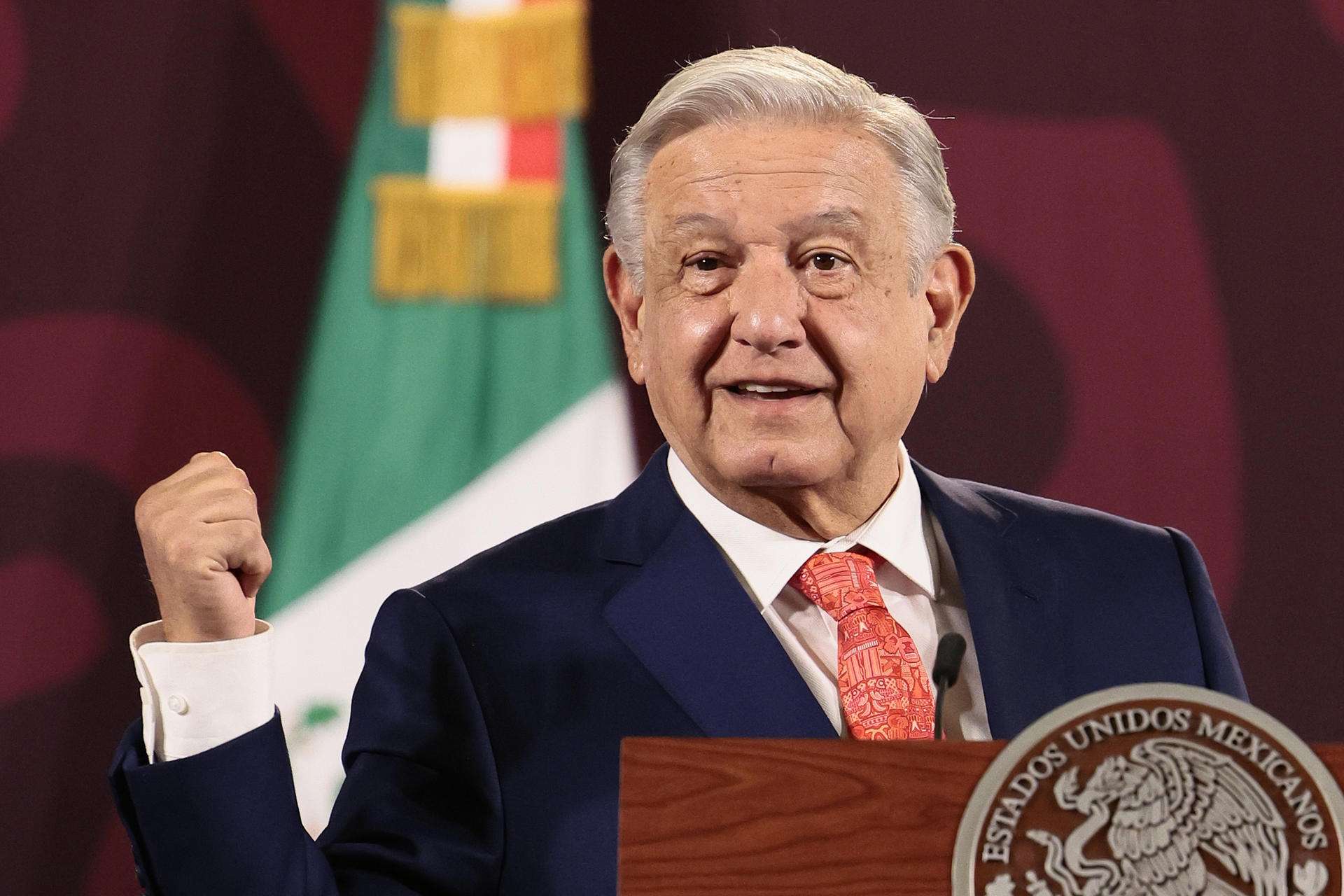 López Obrador defiende las refinerías de Pemex ante críticas de los candidatos opositores