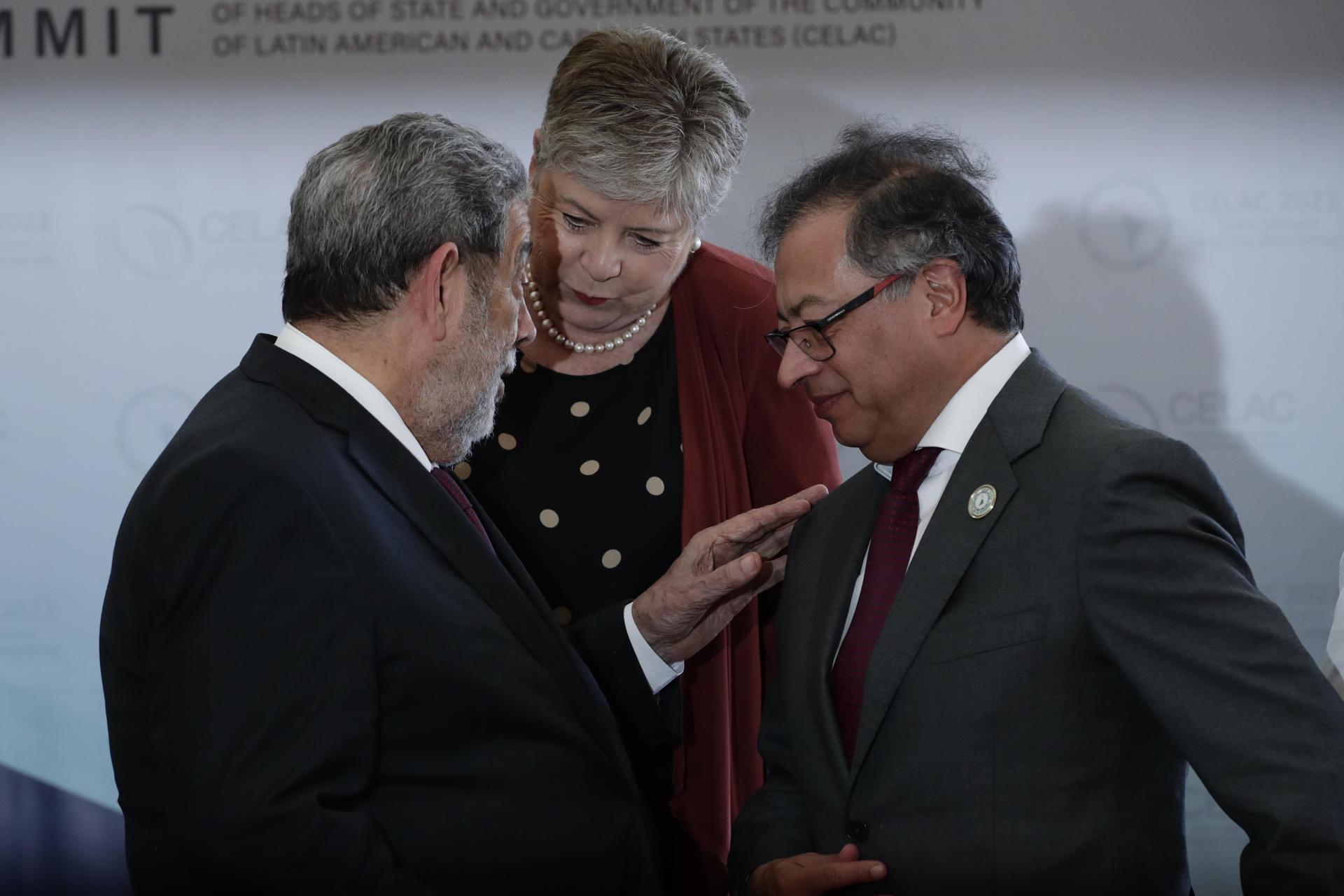 Bárcena anuncia que México y Colombia convocarán a una conferencia de migración en mayo