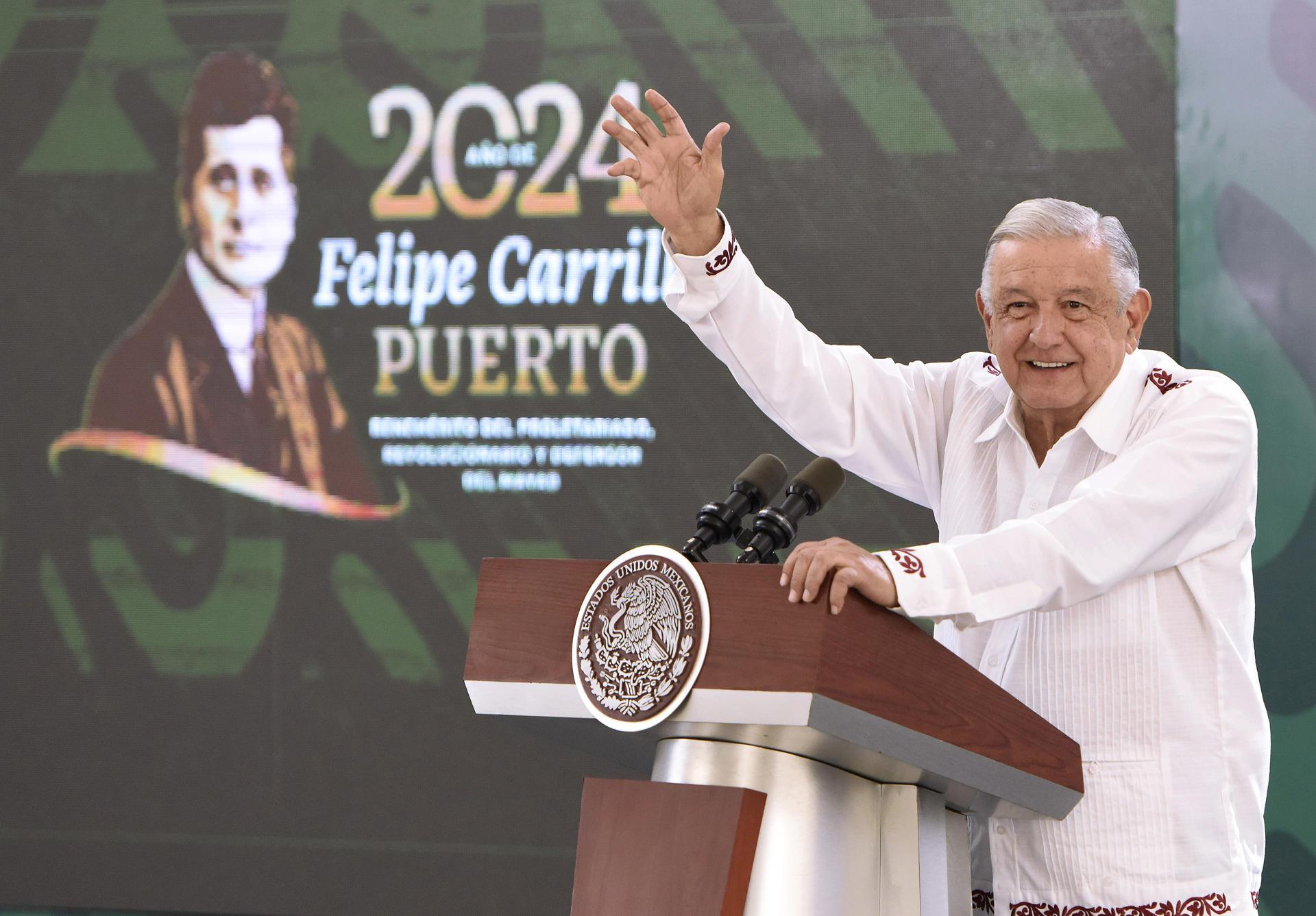 López Obrador afirma que hay “mano negra” de la oposición en las protestas de Ayotzinapa