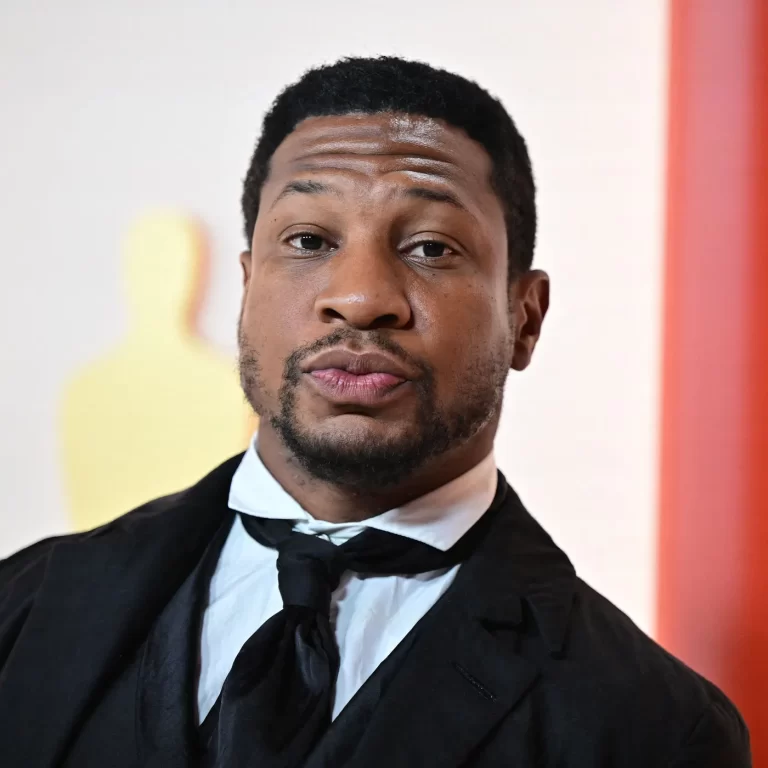 Jonathan Majors demandado acusado de agresión y difamación