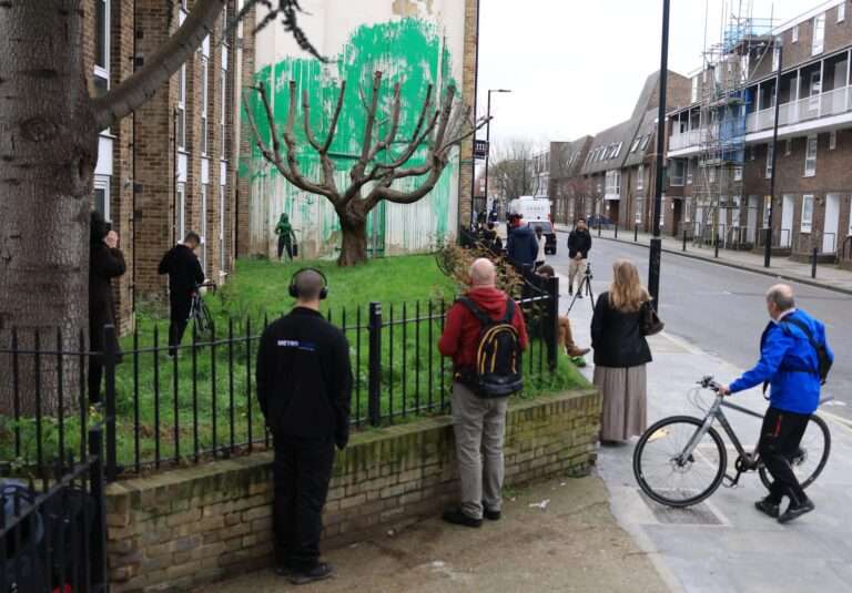 Banksy confirma la autoría en un nuevo mural de un árbol aparecido en Londres