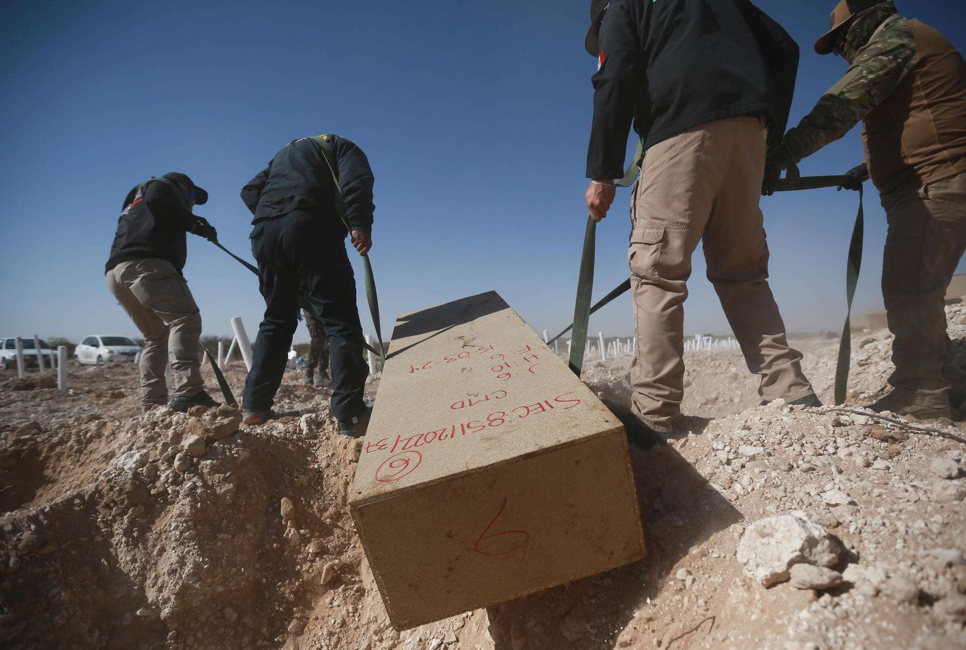 Autoridades sepultan a 67 cadáveres no identificados en mexicana Ciudad Juárez