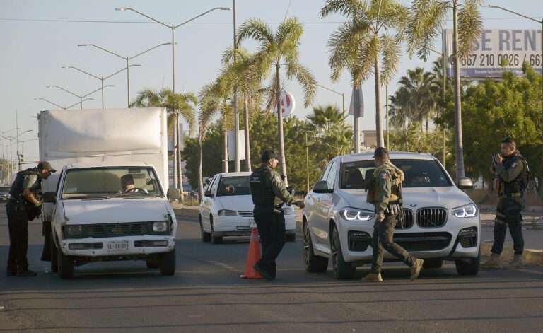 Secuestran a al menos 15 personas de tres familias en Sinaloa, en el noroeste de México