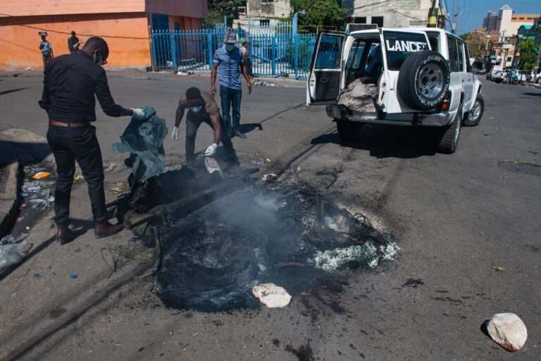 Hallan doce cuerpos calcinados en la capital haitiana tras una noche de enfrentamientos