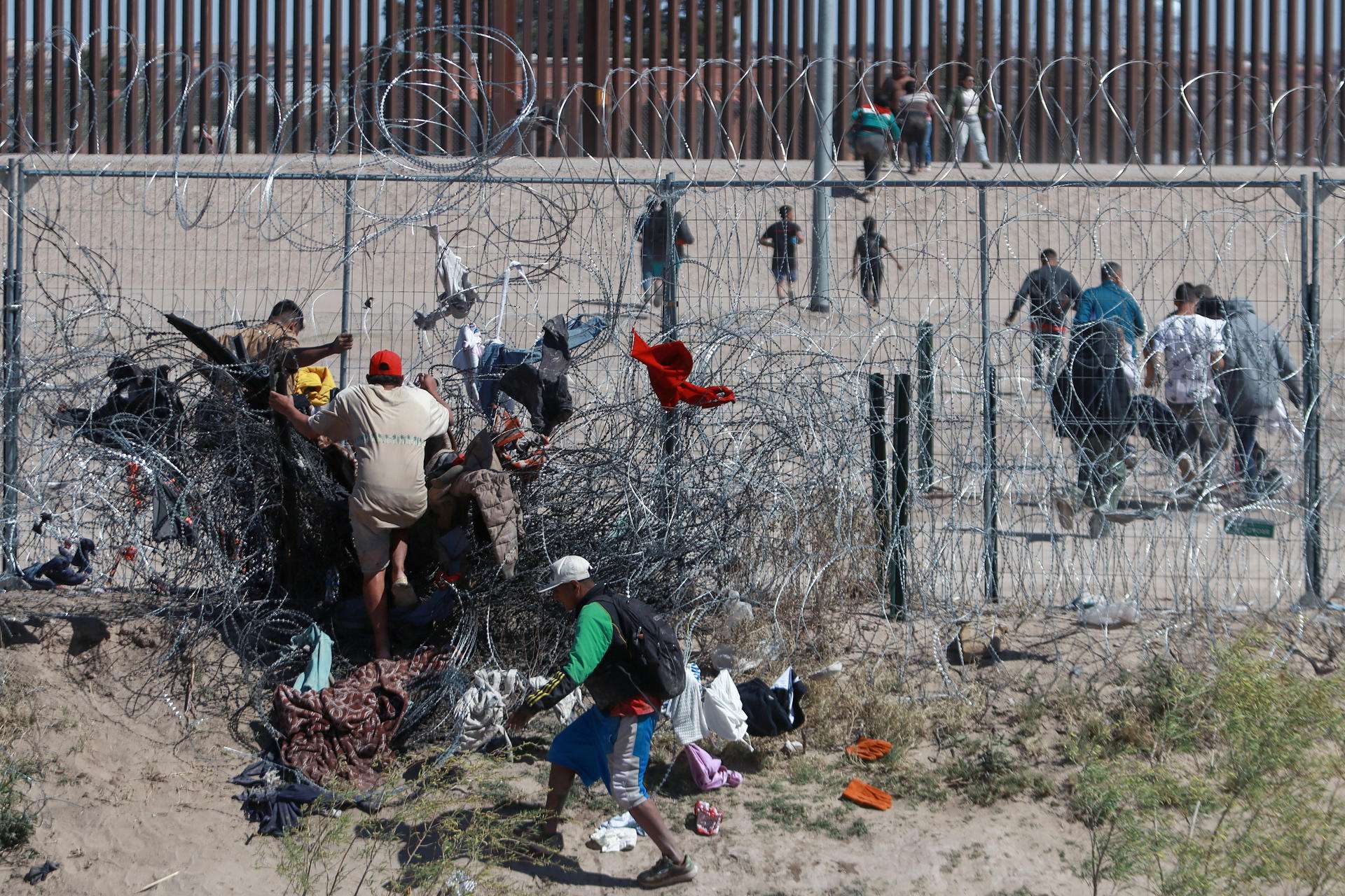 Más riesgos para migrantes en la frontera de México por el agua que EEUU cede al río Bravo