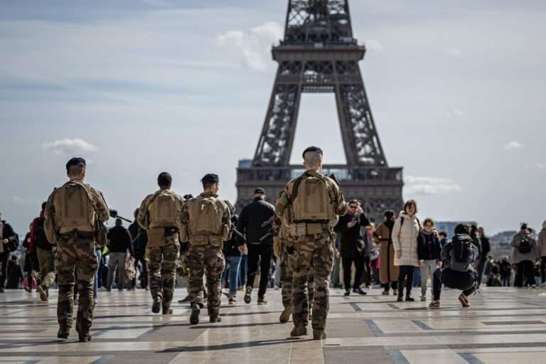 Francia pone en alerta a otros 4.000 militares para el dispositivo antiterrorista