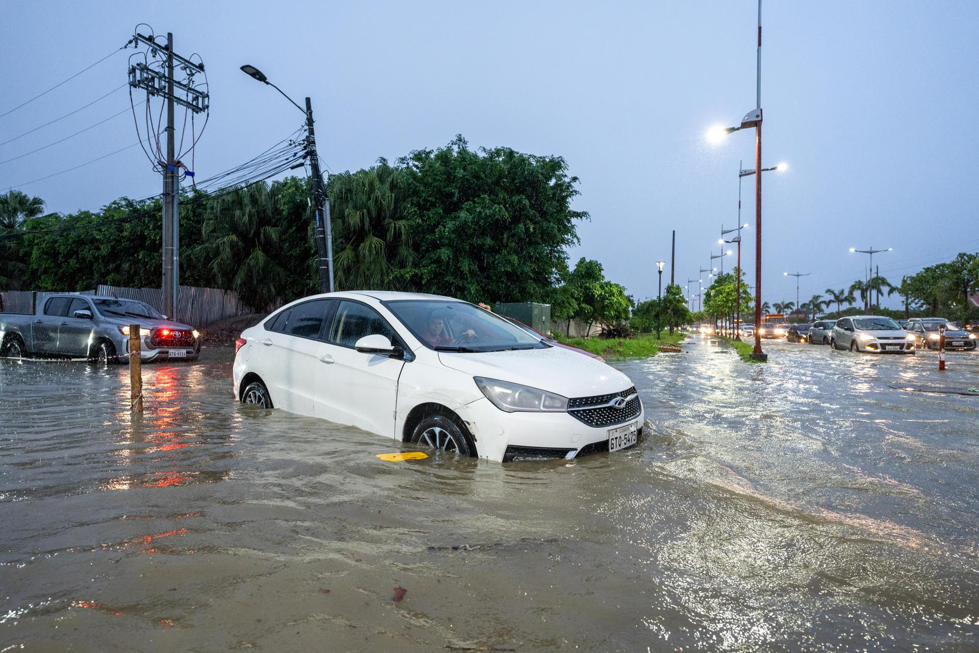 Ascienden a casi mil los damnificados por lluvias e inundaciones en Ecuador