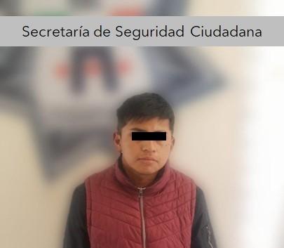 Detienen a hombre que empujaba motocicleta con reporte de robo