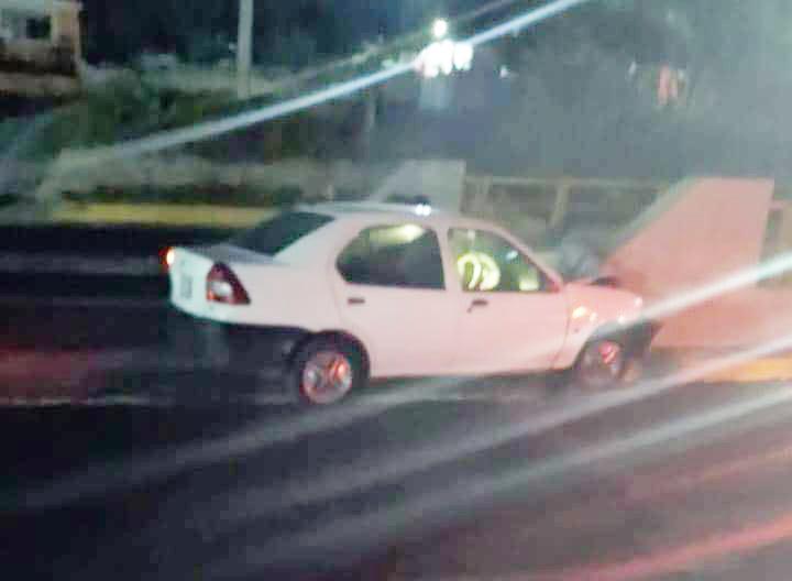 Mujer choca su auto contra base de un puente y muere