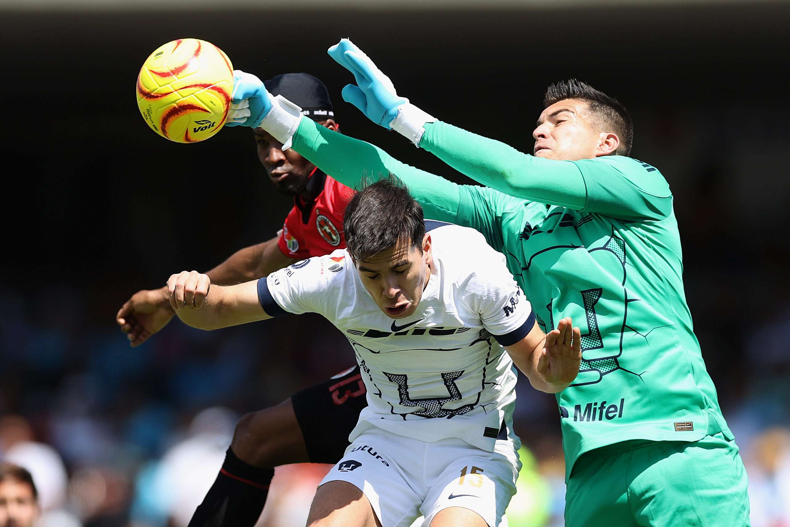 El colombiano Christian Rivera anota un triplete para darle el empate al Tijuana