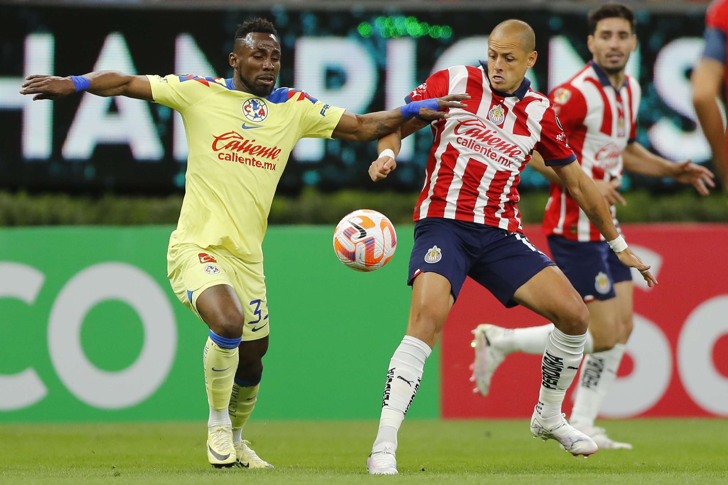 Gago defiende su gestión en las Chivas en el clásico ante el campeón América