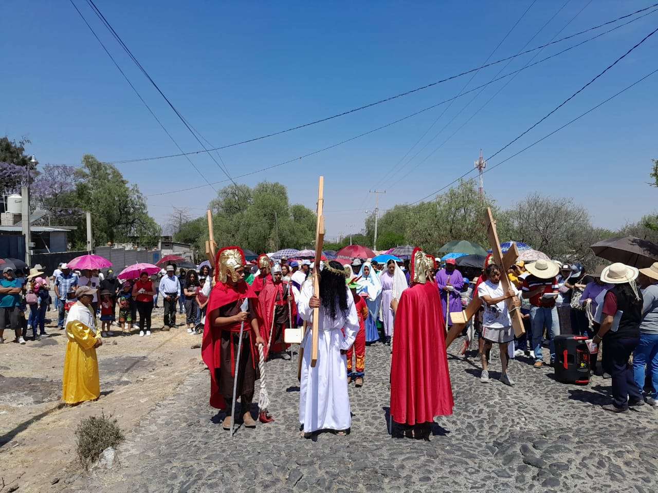 Una vez más, las principales calles de La Sabinita  se vistieron de morado, color del luto católico 