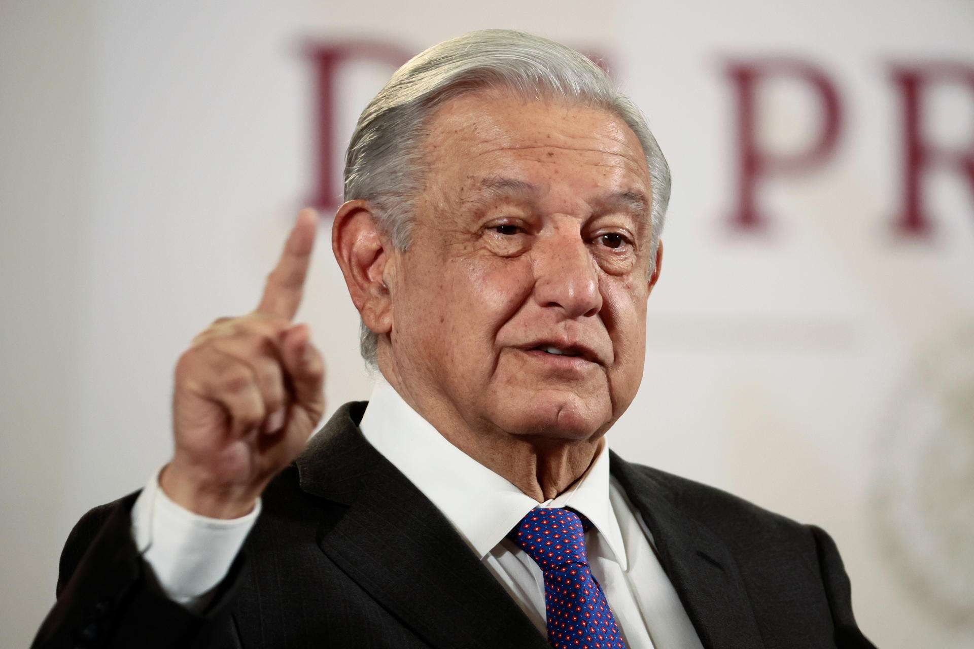 López Obrador pide aplazar tres reformas claves