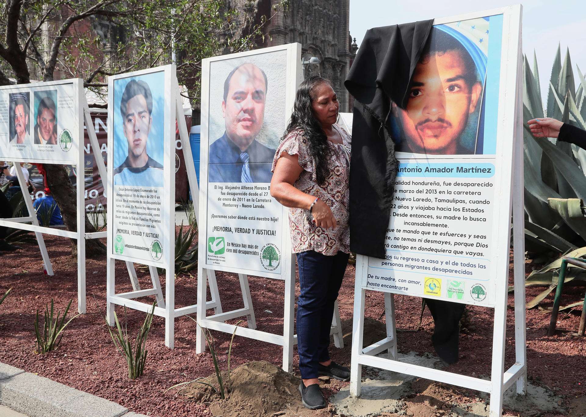 Instalan fotos en el Zócalo para “sembrar la memoria”