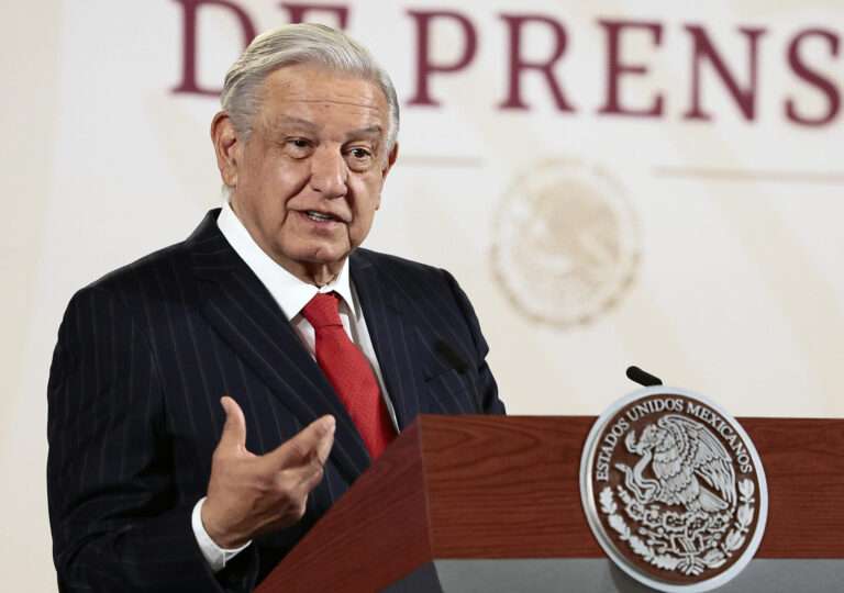 AMLO pide a estudiantes de Ayotzinapa que “no abusen” en sus protestas AMLO pide a estudiantes de Ayotzinapa que “no abusen” en sus protestas