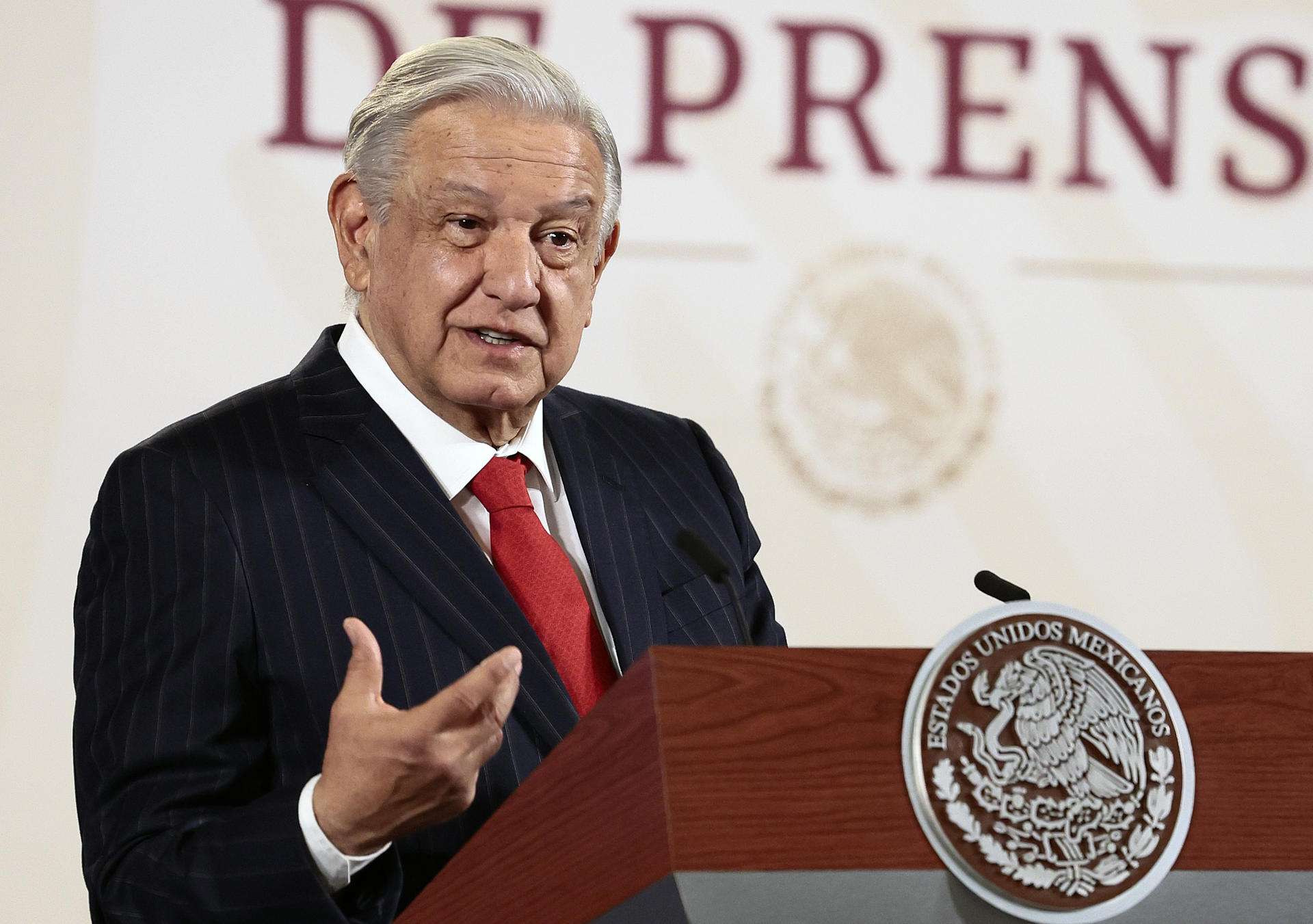 AMLO pide a estudiantes de Ayotzinapa que “no abusen” en sus protestas