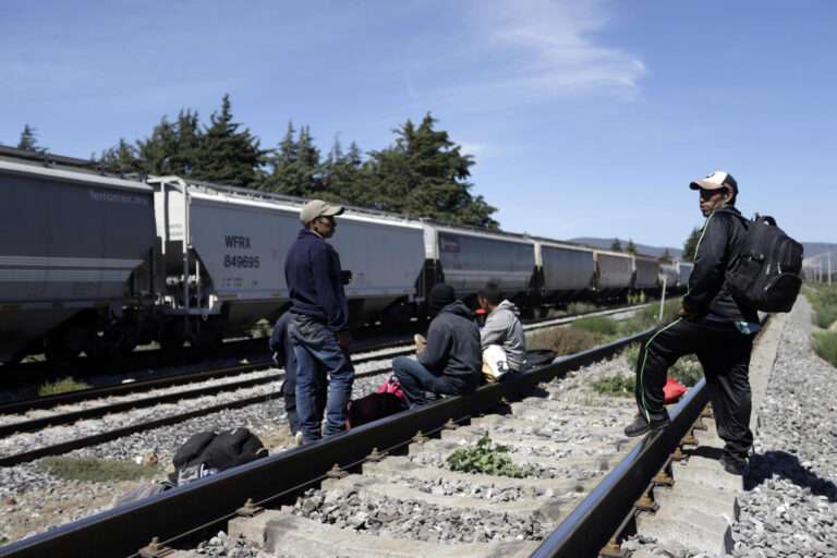 Autoridades mexicanas detectan a 87 migrantes en góndolas de un tren