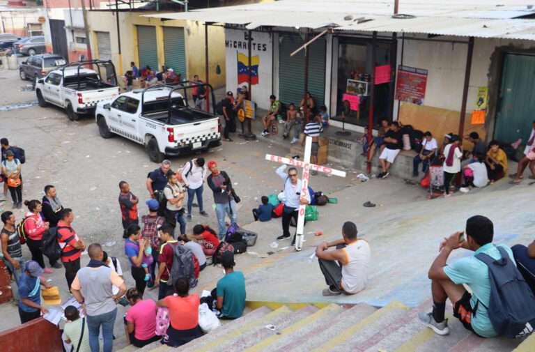 Con viacrucis, representan el sufrimiento migratorio