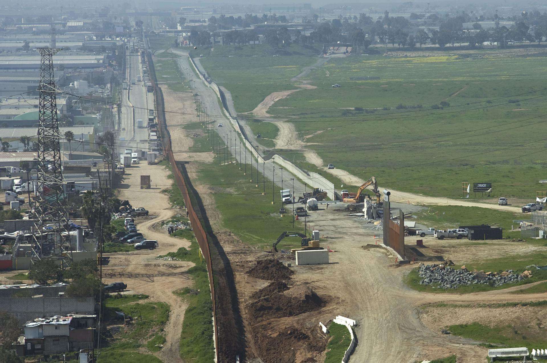 Decenas de migrantes han caído del muro fronterizo