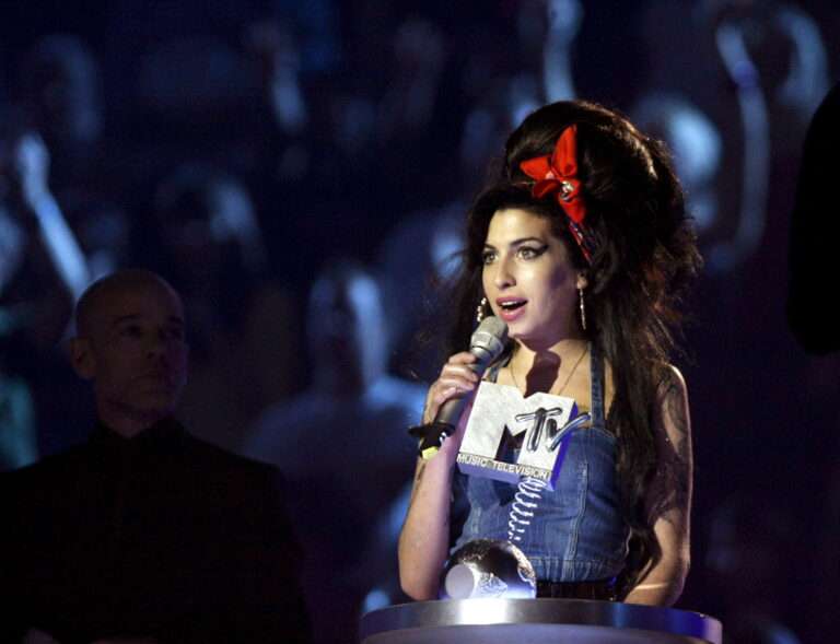 Publican libro sobre la vida de Amy Winehouse