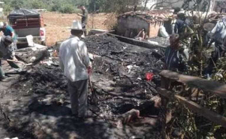 Incendio consume toda una casa en Acaxochitlán