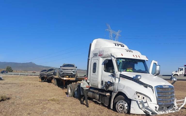 Sale del camino tráiler que transportaba camionetas 