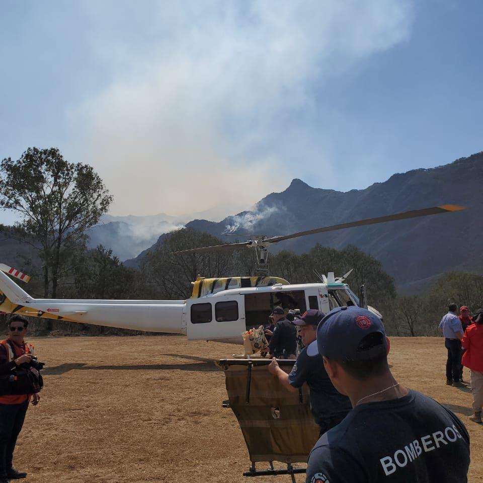 Con helicóptero ayudan a mitigar incendio