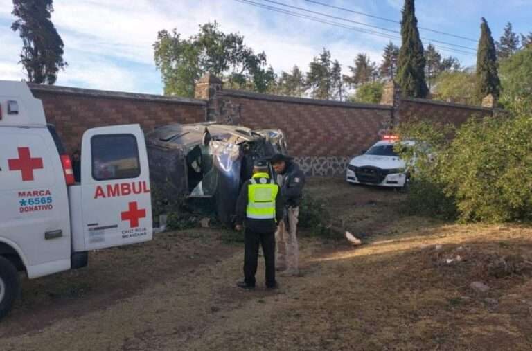 Vuelca camioneta sobre la México-Tuxpan; dos mujeres salvan la vida, pero están heridas